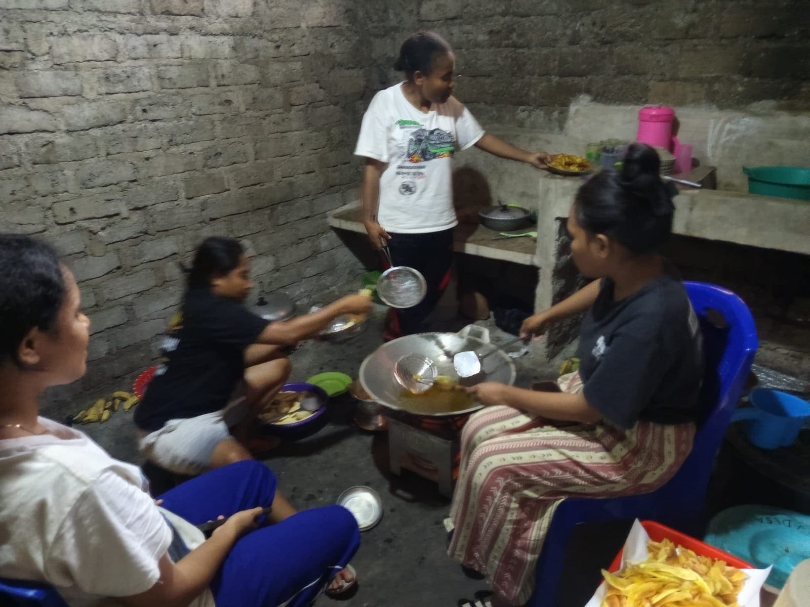 Mahasiswa KBPM UNTRIB di Desa Airkenari, melakukan Uji Coba Pembuatan produk keripik Pisang