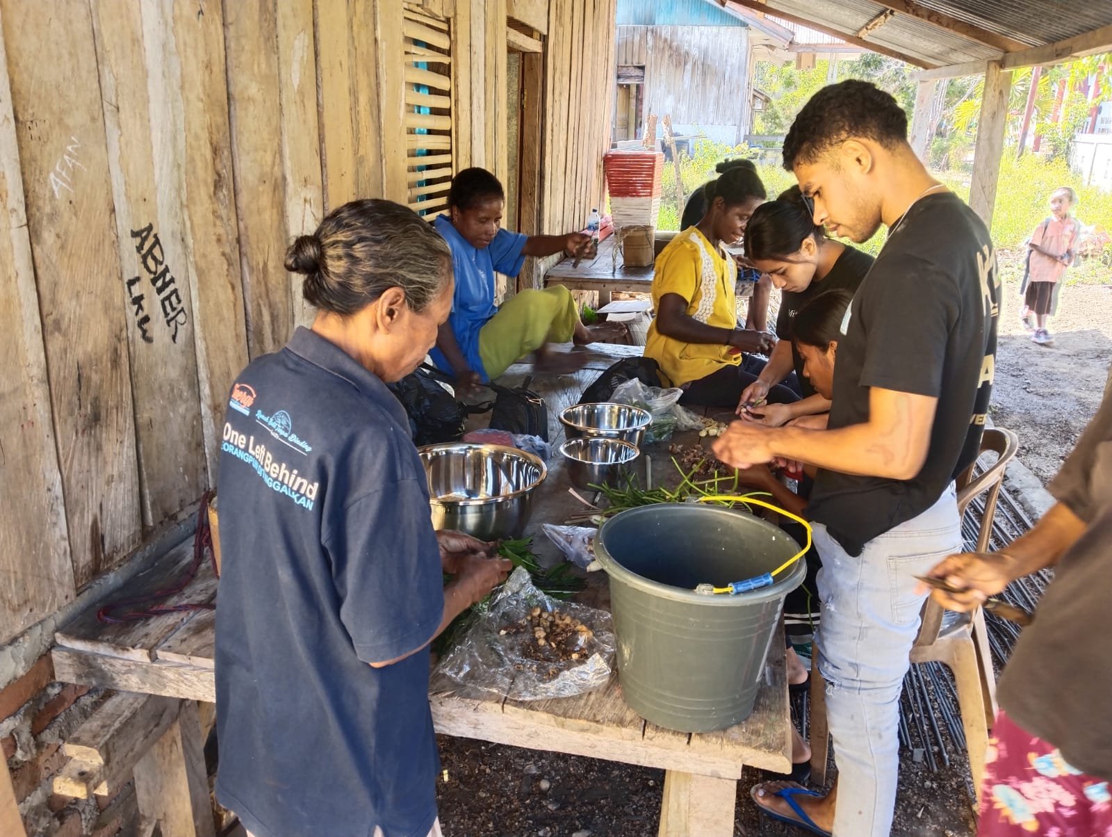 Pelatihan pembuatan produk unggulan minyak kasih ibu di desa dapitau