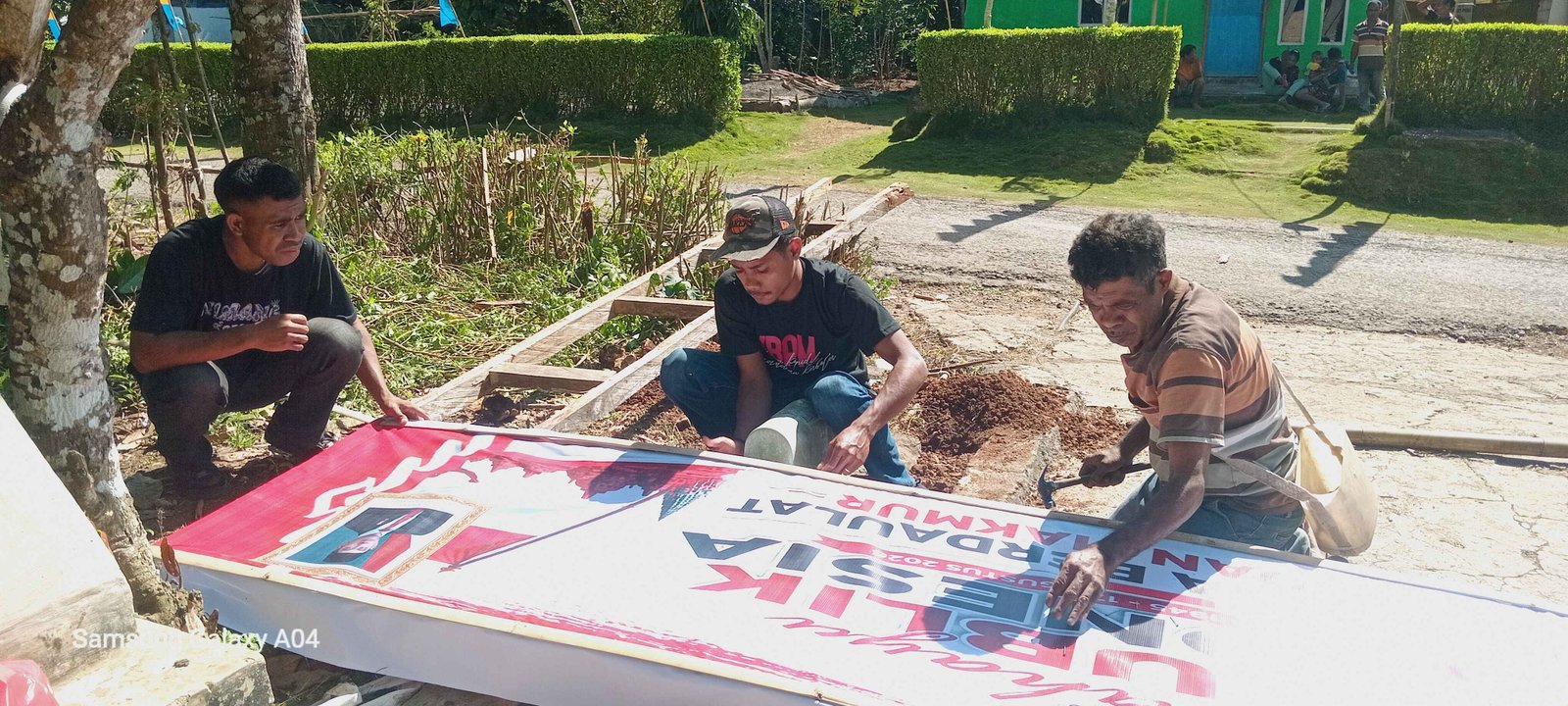 Mahasiswa KBPM Bersama Pemerintah Desa Bergotong Royong Membangun Gapura Kantor Desa Kopidil Menyongsong HUT RI ke-81Tahun