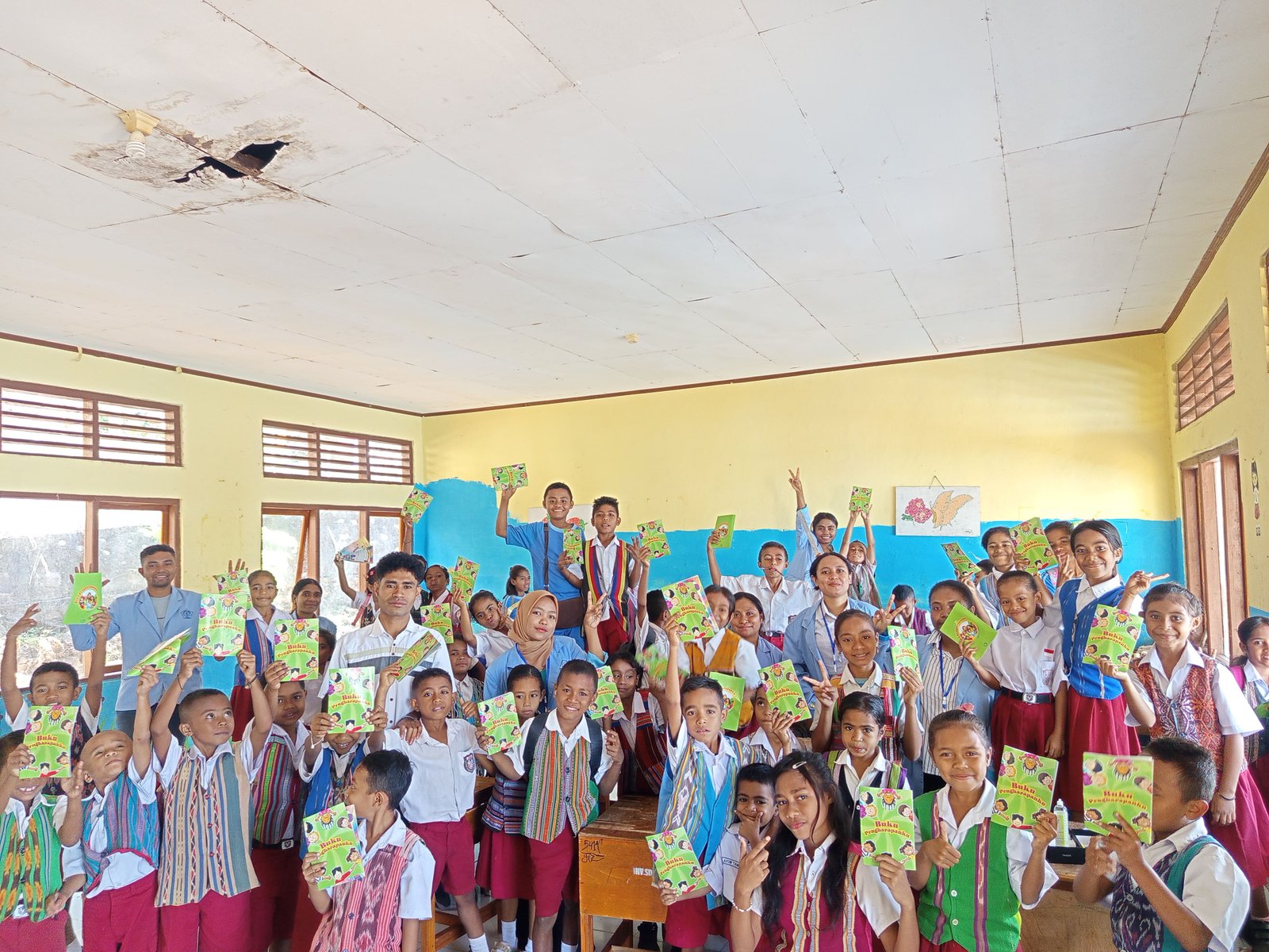 Mahasiswa KBPM Salurkan Buku Cerita kepada siswa SD Negeri 3 Lawahing dan melanjutkan rapat Persiapan HUT RI ke 81 di Desa Airkenari