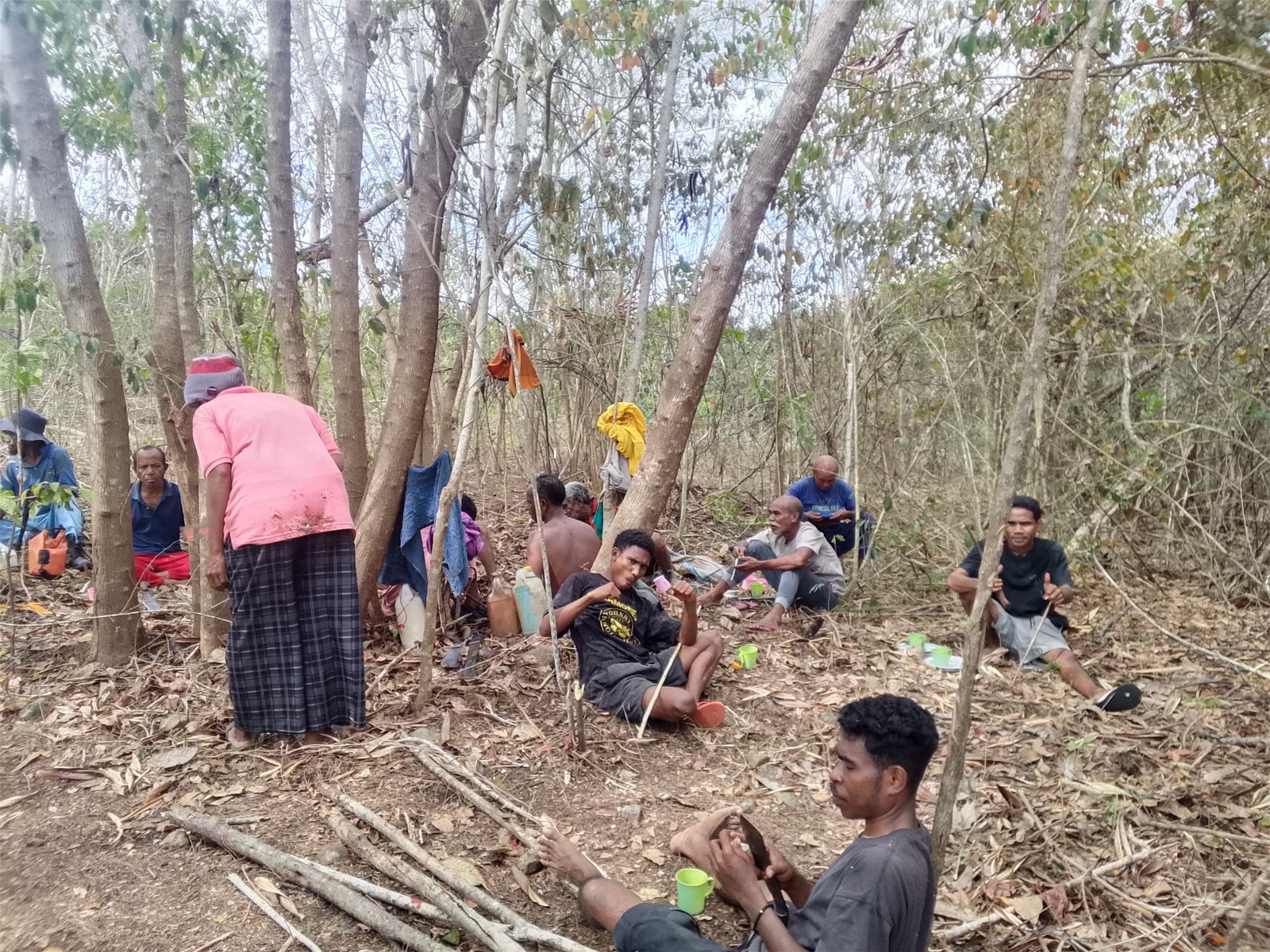 Gotong Royong di Jantung Kalondama Mahasiswa dan Warga Bahu-Membahu Potong Kebun