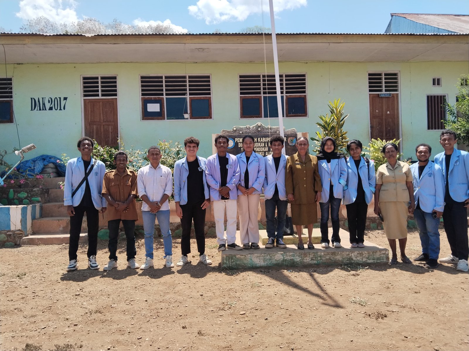 Mengajar serta pembelajaran lebtob untuk siswa kelas enam SD GMIT Kiraman