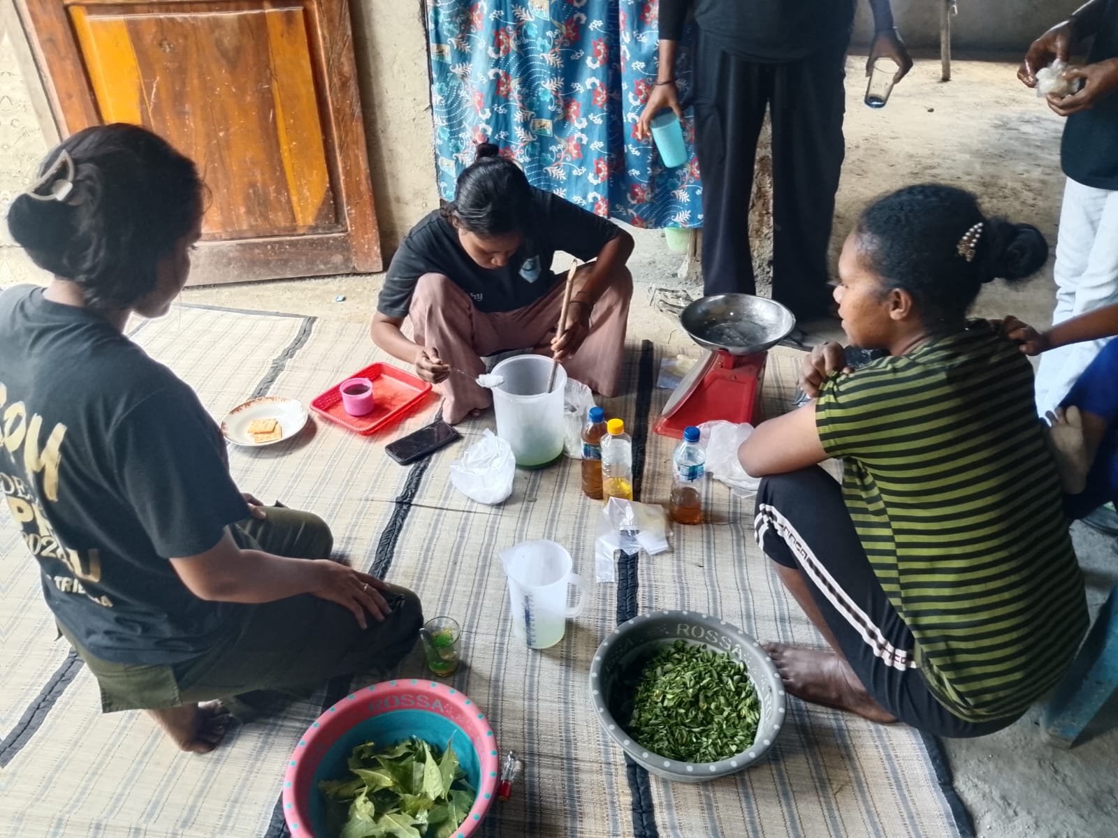Proses pembuatan produk unggulan desa dapitau sabun mandi herbal alami