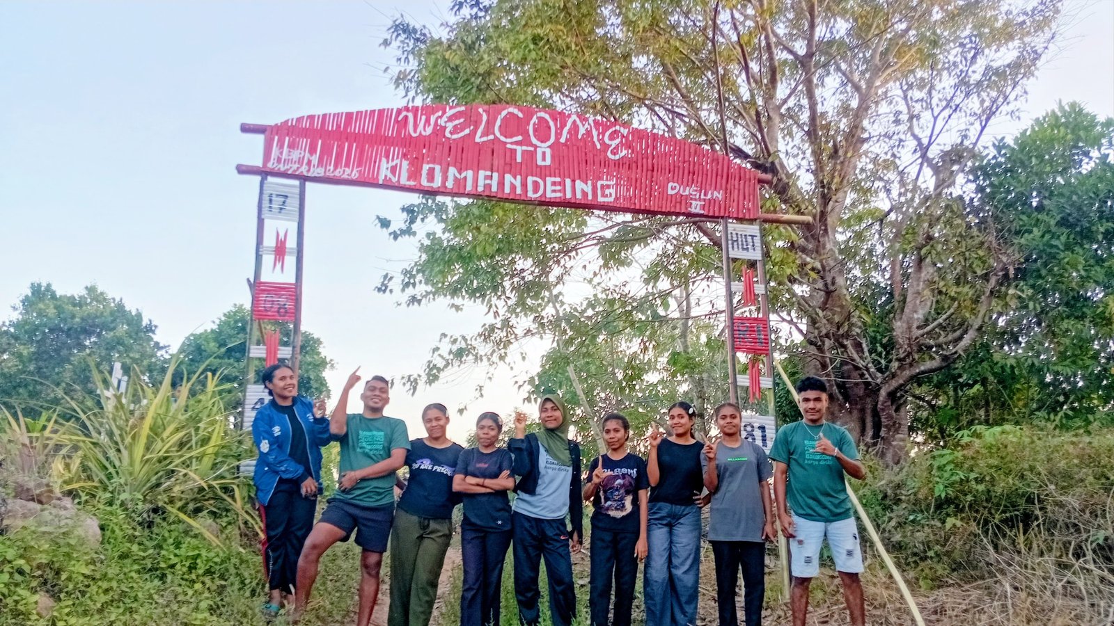 Mahasiswa KBPM Universitas Tribuana Kalabahi Sukses Bangun Gapura Dusun III Pembuatan Gapura "WELCOME TO KLOMANDEING" di Dusun III