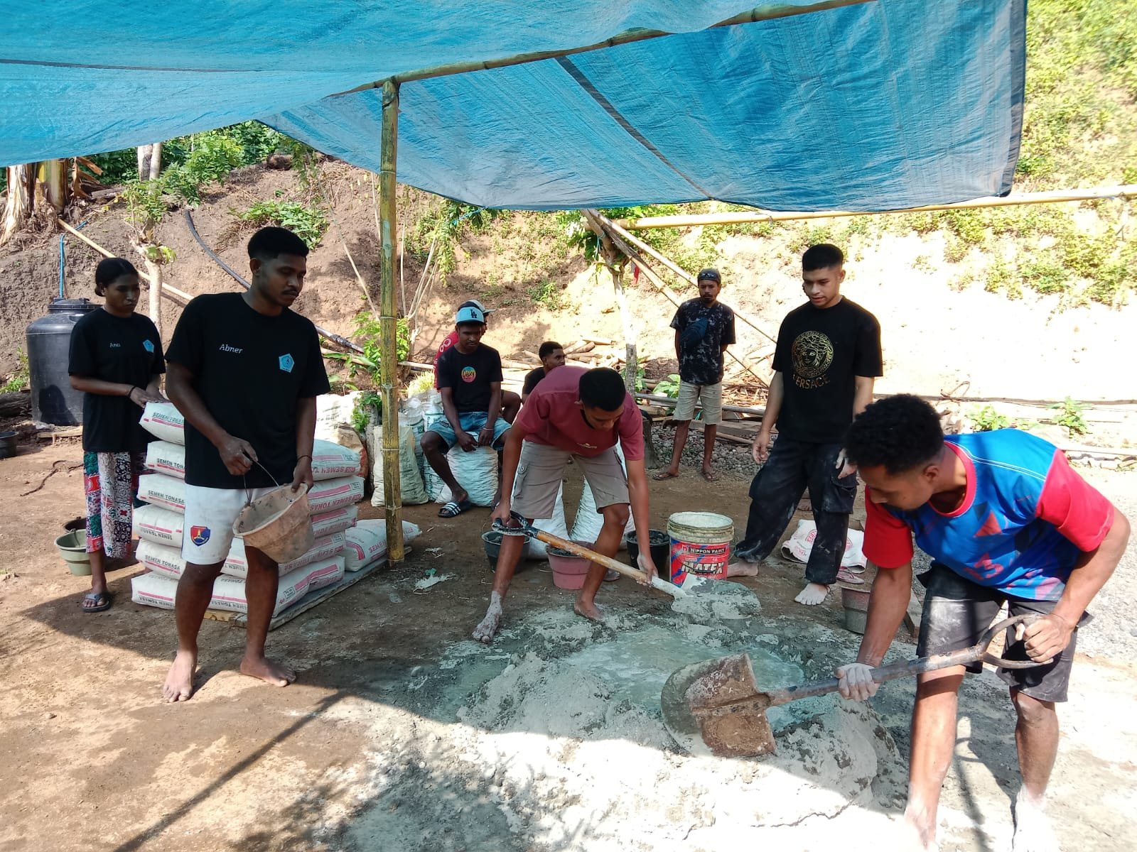 Kegiatan gotong royong bersama warga membuat cor pelat