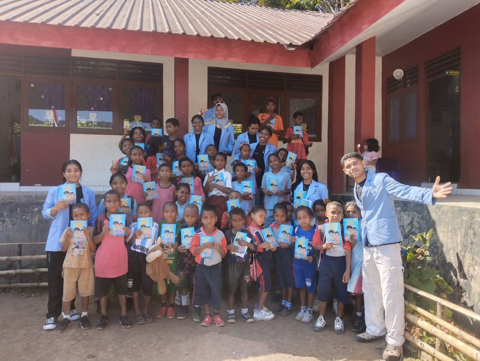 Pembagian buku bacaan di SD negeri dapitau