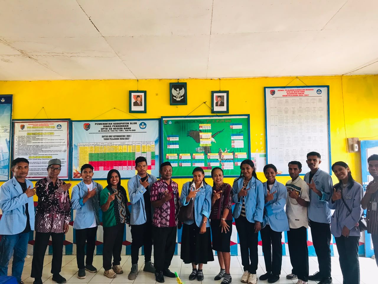 Kepalah Sekolah dan Seleruh Guru SD Negeri Bana dalam penuh kehangatan menyambut Mahasiswa KBPM  Desa Bana