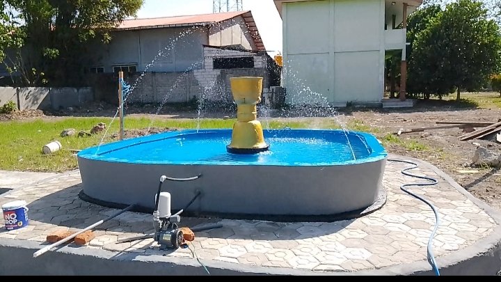 MAHASISWA KBPM DESA KAMPUS I DAN II BERKOLABORASI DALAM MENYELESAIKAN KEGIATAN PEMBUATAN TUGU AIR MANCUR DI DEPAN GEDUNG REKTORAT UNIVERSITAS TRIBUANA KALABAHI