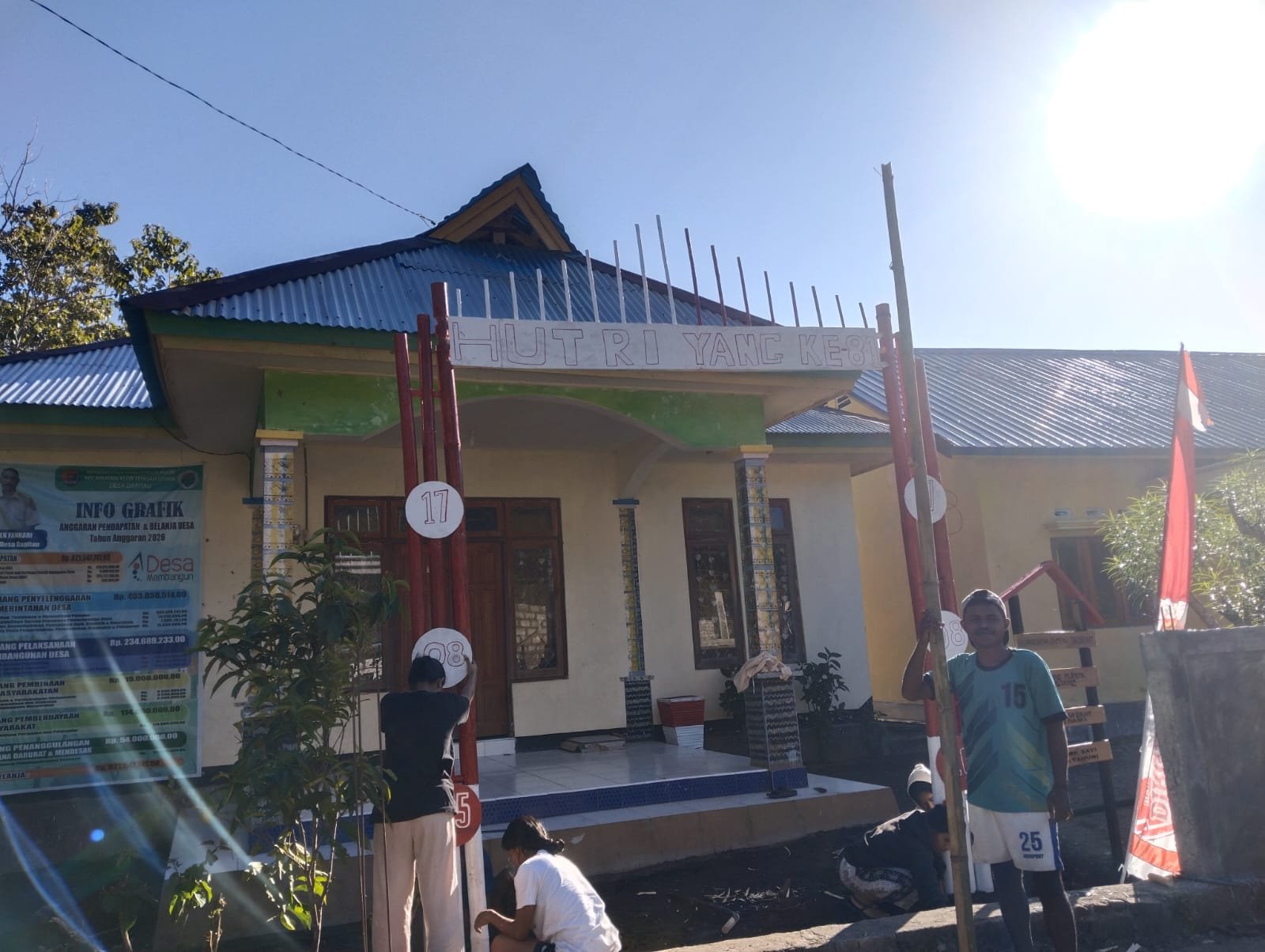 Pembuatan gapura untuk memperingati HUT RI ke 81