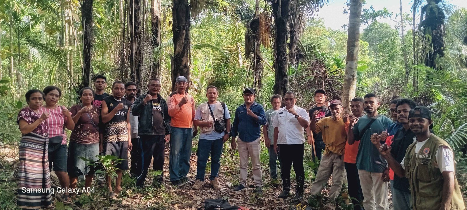 Mahasiswa KBPM desa kopidil, pemerintah desa dan masyarakat desa kopidil bersama-sama mendampingingi Tim BNPD dalam melakukan survei air di desa kopidil