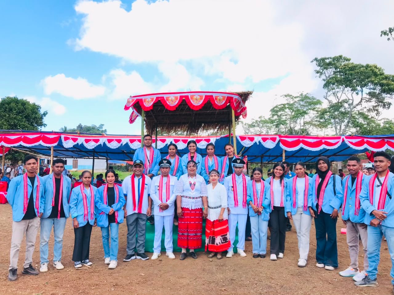 *Mahasiswa KBPM Desa Lekom dan Desa Kaira Ikuti Upacara dan Pagelaran Seni HUT RI ke-81 Tingkat Kecamatan Pantar Timur