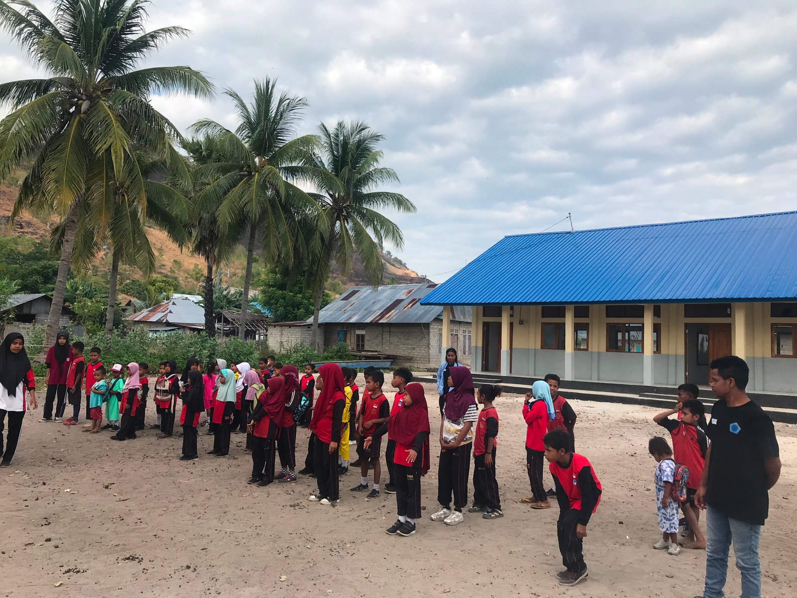 Mahasiswa KBPM melakukan senam pagi bersama peserta didik SD Negeri Bana serta Pelatihan Upacara Bendera