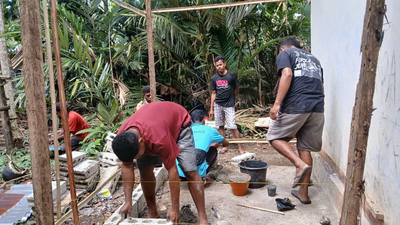 Bergotong royong bersama pemerintah desa dan Masyarakat kopidil dalam pembuatan WC posyandu Kopidil
