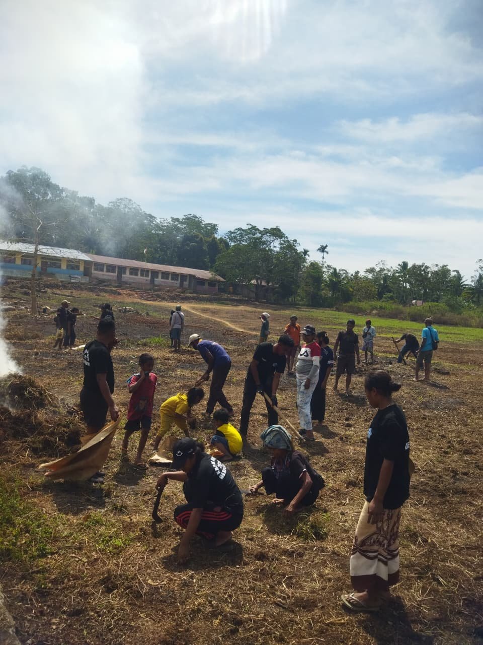 *Mahasiswa KBPM membersihkan lapangan bersama warga Desa Lekom untuk Persiapan Upacara 17 Agustus*