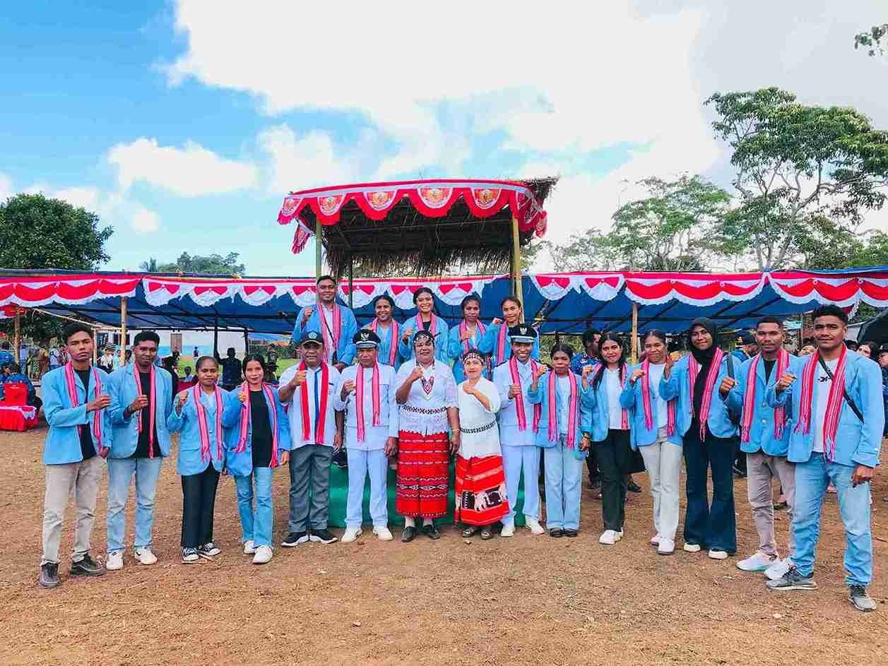 Mahasiswa kbpm Desa Kaera dan Desa Lekom bersama-sama mengikuti upacara HUT RI 81