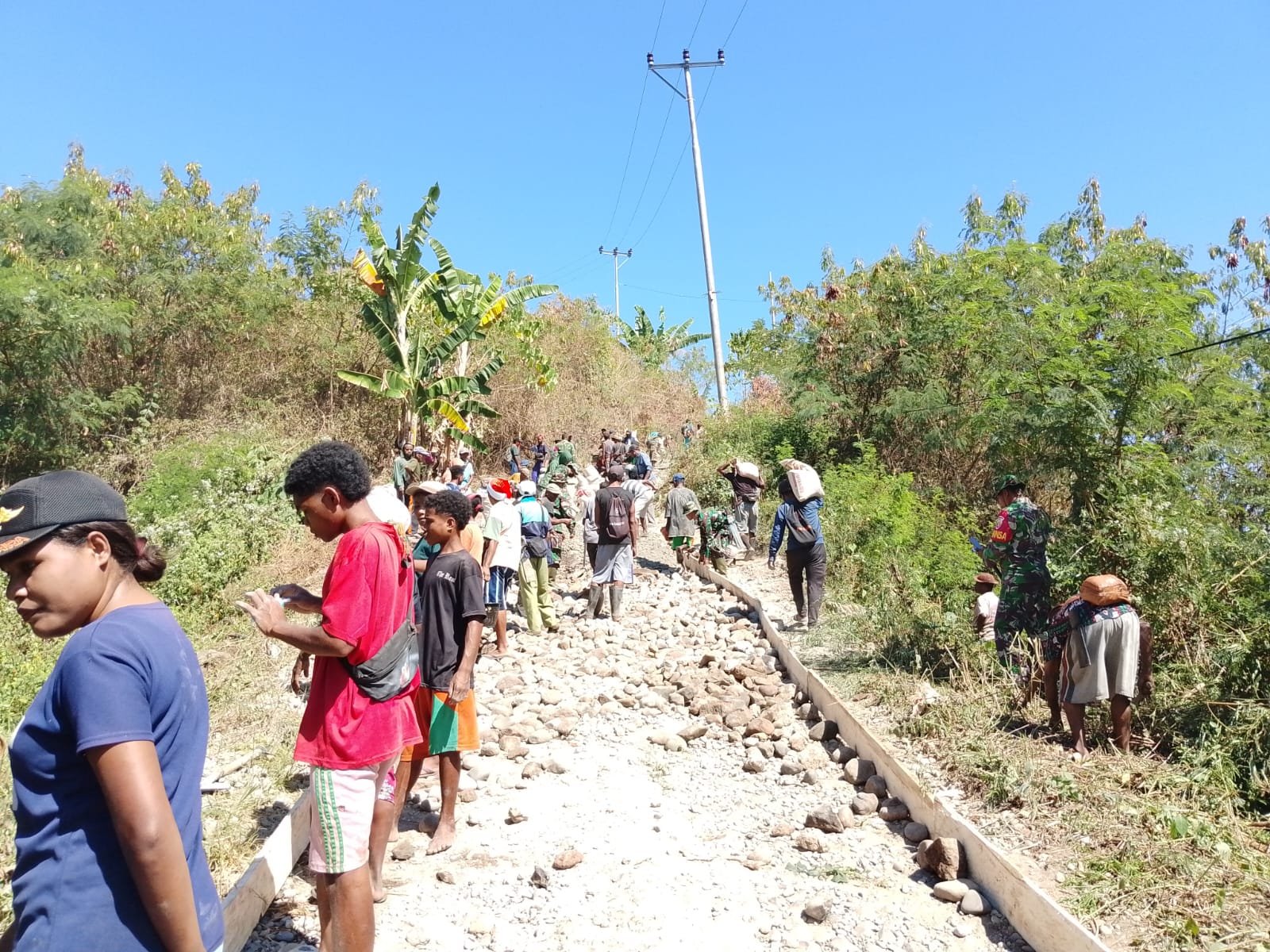 Perbaikan Jalan Bersama Masyarakat Desa Dapitau Desa Kafakbeka,Dan Desa Likwatang