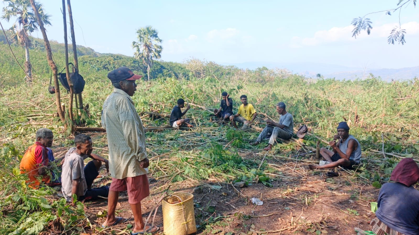 Gotong Royong Mahasiswa KBPM dan Warga Bersihkan Lahan Kebun Masyarakat.