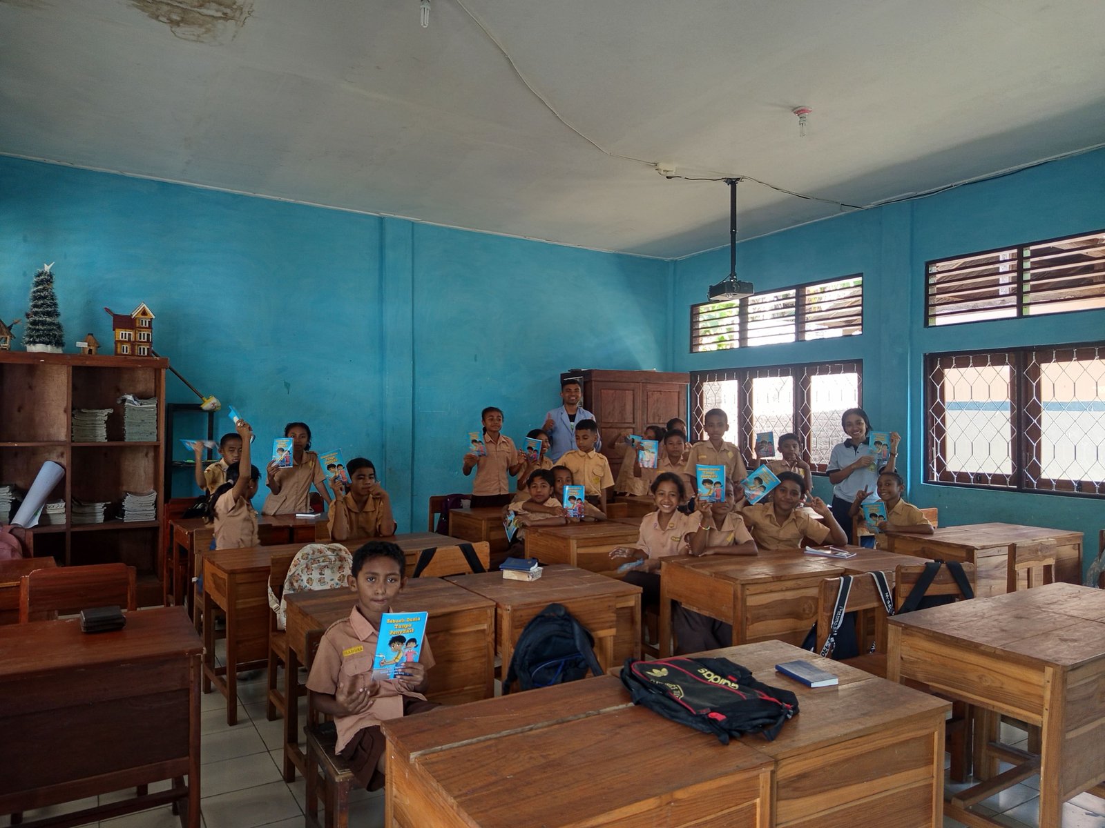 Mahasiswa KBPM membagikan buku cerita kepada siswa-siswi SD GMIT 004 Lawahing