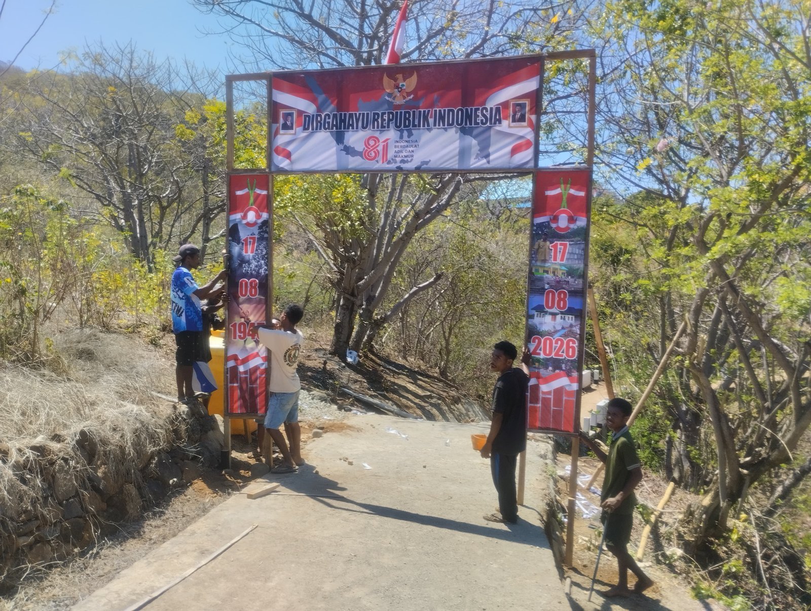Mahasiswa KBPM Desa Kirman, bersama perangkat desa membuat Gapura salah menyongsong Hut-Ri ke-81