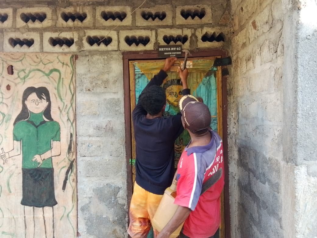 Pemasangan Plakat papan tanda pengenal Pemerintah Desa Kiraman