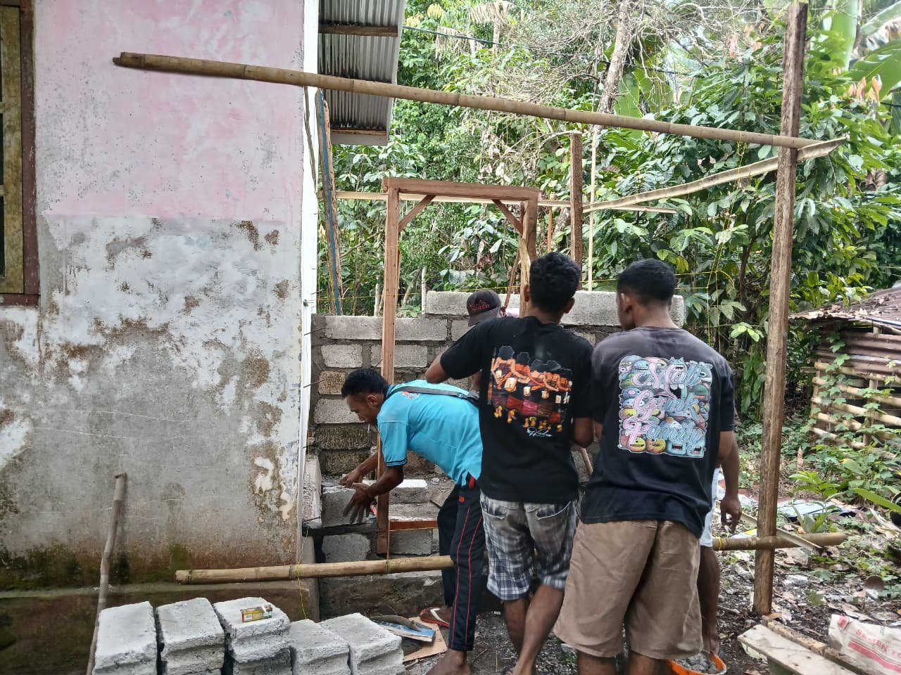 Hari kedua  bersama pemerintah desa dan masyarakat kopidil melakukan pembuatan WC posyandu kopidil