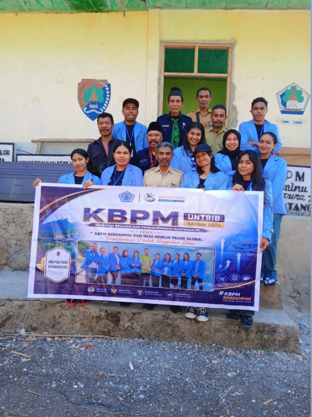 Mahasiswa KBPM UNTRIB Desa Pira Timur mengikuti rapat bersama kepala Desa Pura Timur