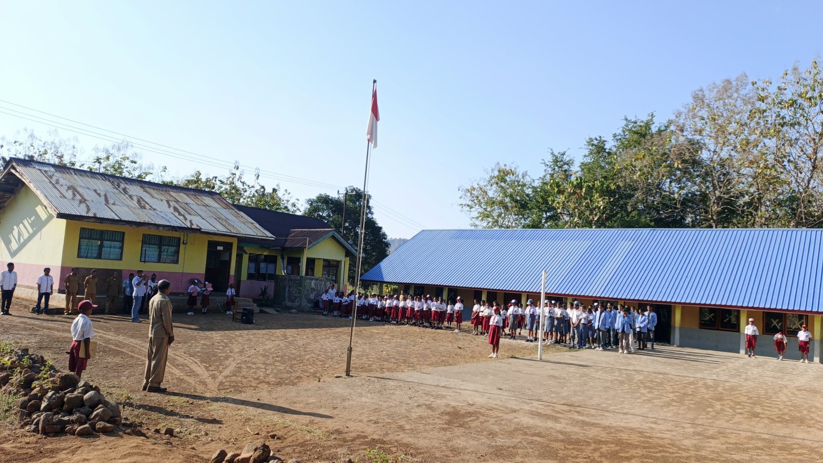 Mahasiswa KBPM Mengikuti Upacara Bendera dan Mengajar di SD GMIT Kalonsama 1