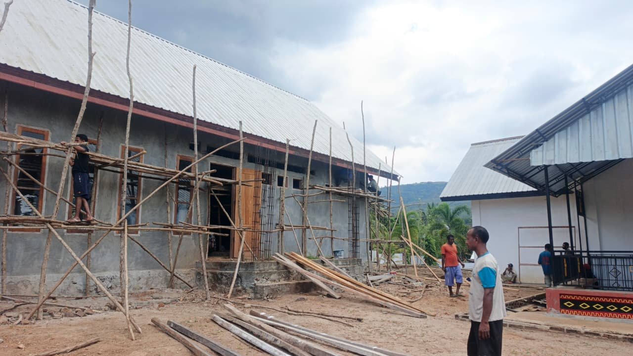 Sinergi Gotong Royong Antara Mahasiswa Dan Jemaat Imanuel Latuna Dalam Pekerjaan Aula Serbaguna.