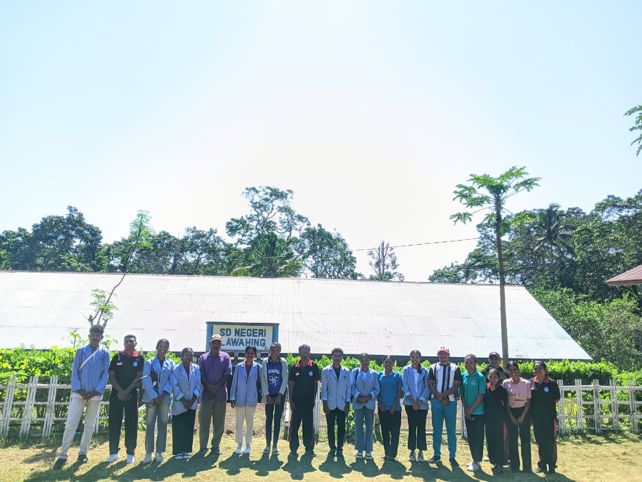 Peserta Mahasiswa KBPM desa lawahing berkunjung di SD Negeri lawahing untuk lapor diri.